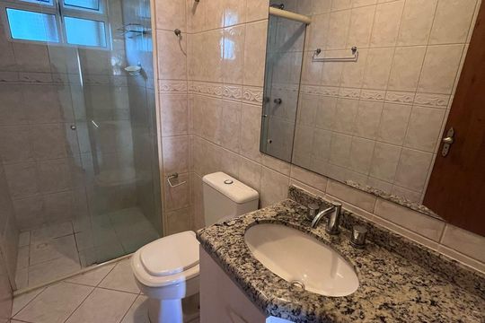 Banheiro de apartamento para alugar com 2 quartos, 58m² em Jardim Botânico, Porto Alegre