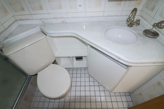 Banheiro de apartamento à venda com 2 quartos, 51m² em Parque Peruche, São Paulo