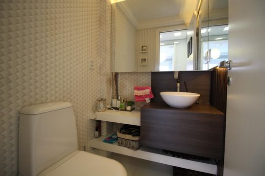 Banheiro da Suíte 1 de apartamento à venda com 2 quartos, 82m² em Três Figueiras, Porto Alegre