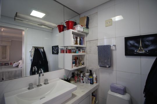 Banheiro da Suíte 1 de apartamento à venda com 2 quartos, 82m² em Três Figueiras, Porto Alegre