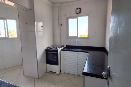 Cozinha de apartamento para alugar com 2 quartos, 70m² em Nova Mirim, Praia Grande