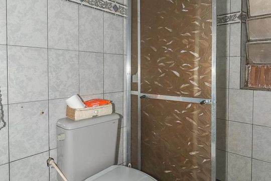 Banheiro de apartamento à venda com 2 quartos, 69m² em Rubem Berta, Porto Alegre