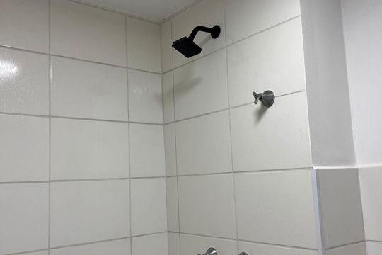 Banheiro de apartamento à venda com 2 quartos, 43m² em Vila Itapegica, Guarulhos