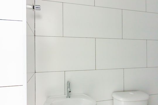 Banheiro social de kitnet/studio para alugar com 1 quarto, 25m² em Km 18, Osasco