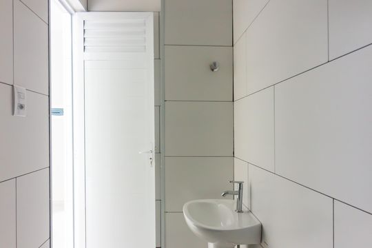 Banheiro social de kitnet/studio para alugar com 1 quarto, 25m² em Km 18, Osasco