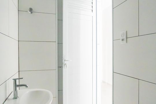 Banheiro social de kitnet/studio para alugar com 1 quarto, 29m² em Vila Quitauna, Osasco
