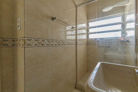 Banheiro  de apartamento à venda com 2 quartos, 119m² em Independência, Porto Alegre