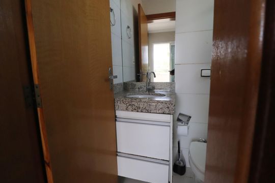 Banheiro do Quarto 3 de apartamento para alugar com 3 quartos, 80m² em Santa Mônica, Uberlândia