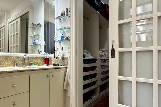 Suíte - banheiro de apartamento para alugar com 3 quartos, 150m² em Copacabana, Rio de Janeiro