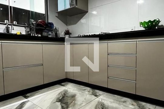 Casa à venda com 3 quartos, 197m² em Serrano, Belo Horizonte