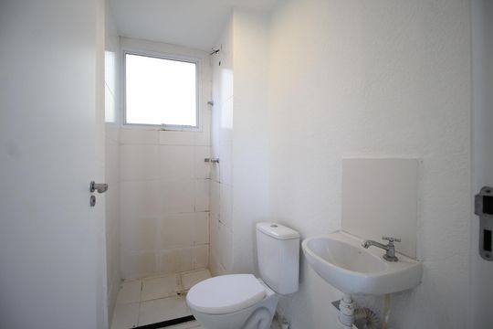 Banheiro de apartamento à venda com 2 quartos, 41m² em Mário Quintana, Porto Alegre