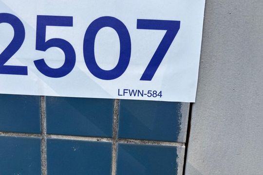 Plaquinha Instalada código LFWN-584 de apartamento para alugar com 2 quartos, 95m² em Higienópolis, Porto Alegre