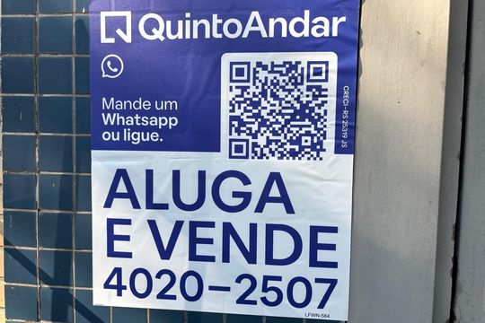 Plaquinha Instalada código LFWN-584 de apartamento para alugar com 2 quartos, 95m² em Higienópolis, Porto Alegre