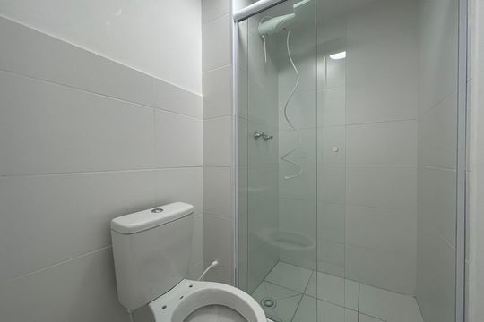 Banheiro de apartamento à venda com 2 quartos, 47m² em Vila das Bandeiras, Guarulhos
