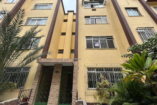 Fachada + plaquinha de apartamento para alugar com 2 quartos, 50m² em Engenho da Rainha, Rio de Janeiro