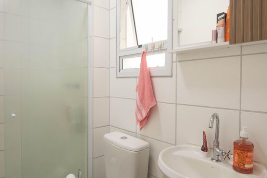 Banheiro de apartamento para alugar com 2 quartos, 49m² em Neves, São Gonçalo
