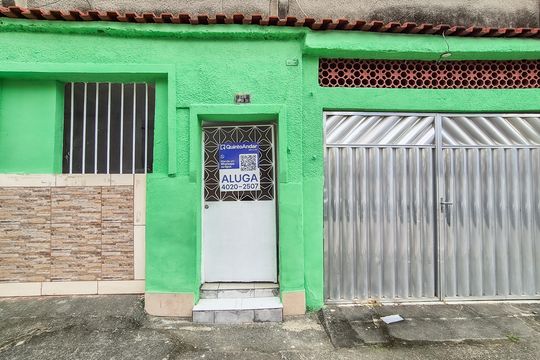 Frente do imóvel  e Plaquinha  de casa para alugar com 2 quartos, 58m² em Irajá, Rio de Janeiro