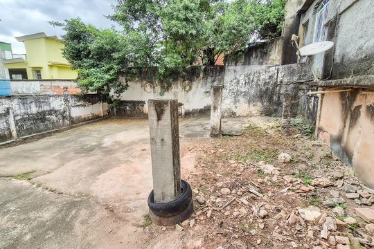 Quintal  de casa para alugar com 2 quartos, 58m² em Irajá, Rio de Janeiro