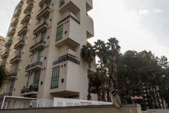 Fachada do bloco de apartamento para alugar com 1 quarto, 55m² em A Industrial, Barueri