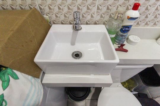 Banheiro de kitnet/studio para alugar com 1 quarto, 28m² em Vila Campanela, São Paulo