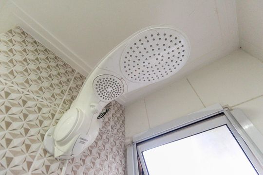 Banheiro de kitnet/studio para alugar com 1 quarto, 28m² em Vila Campanela, São Paulo
