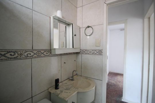 Banheiro de apartamento à venda com 2 quartos, 42m² em Rubem Berta, Porto Alegre