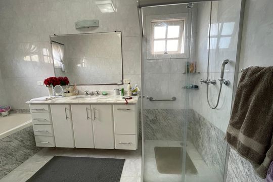 Banheiro da Suíte 1 de casa de condomínio para alugar com 4 quartos, 505m² em Jardim Passargada I, Cotia