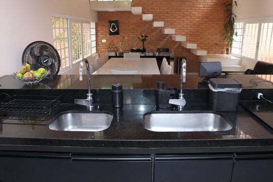 Casa para alugar com 4 quartos, 250m² em Chácaras Ana Lúcia, Embu das Artes