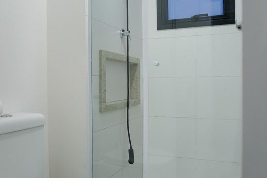 Banheiro de apartamento à venda com 1 quarto, 42m² em Centro, Campinas