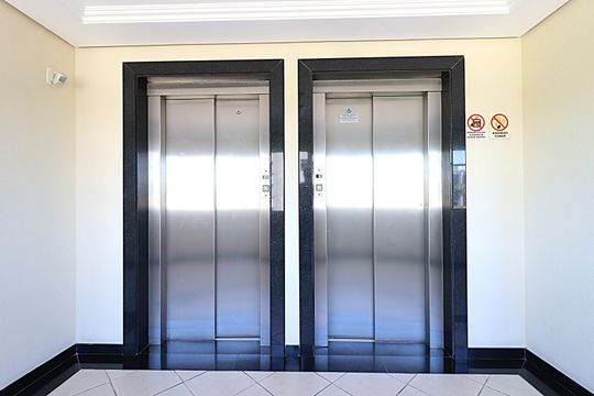 Área comum - Elevadores de apartamento para alugar com 1 quarto, 97m² em Moinhos de Vento, Porto Alegre