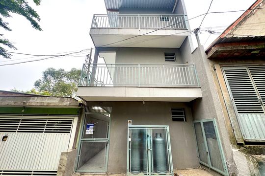 Placa instalada na fachada do imóvel de apartamento para alugar com 1 quarto, 22m² em Portal dos Gramados, Guarulhos