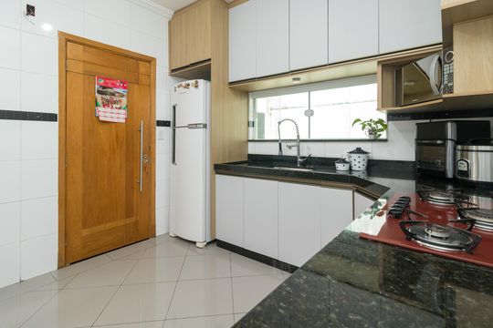 Cozinha de casa à venda com 4 quartos, 136m² em Jardim Sao Roberto, São Paulo