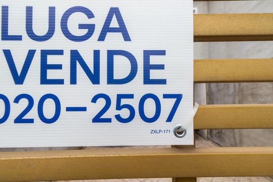 Placa instalada de casa à venda com 4 quartos, 136m² em Jardim Sao Roberto, São Paulo