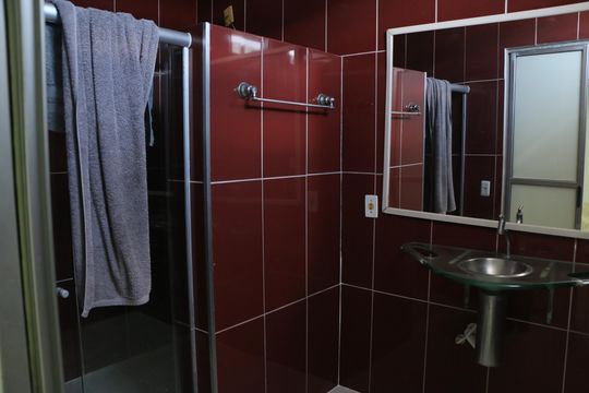 Banheiro de casa para alugar com 4 quartos, 430m² em Parque Residencial Guadalajara, Nova Iguaçu