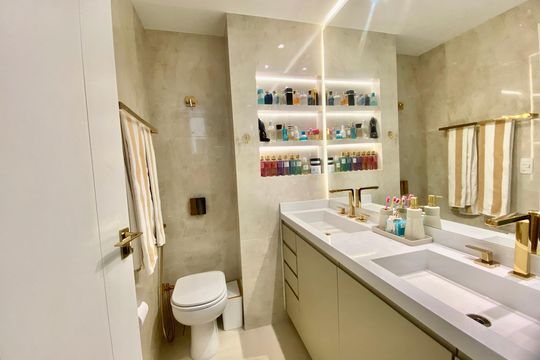 Banheiro social  de apartamento à venda com 2 quartos, 83m² em Copacabana, Rio de Janeiro