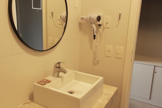Banheiro de kitnet/studio para alugar com 1 quarto, 25m² em Gonzaga, Santos