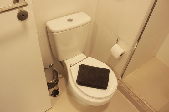 Banheiro de kitnet/studio para alugar com 1 quarto, 25m² em Gonzaga, Santos