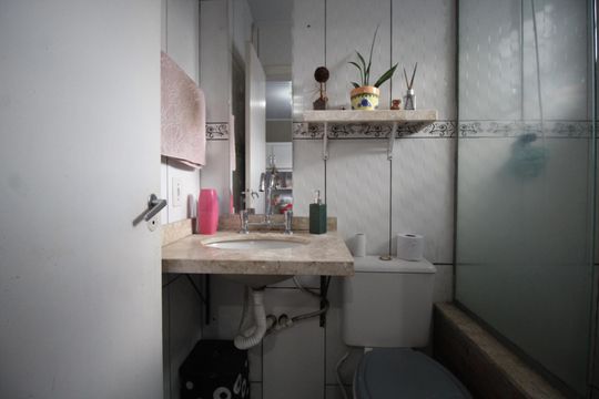 Banheiro da Suíte 1 de casa à venda com 3 quartos, 120m² em Rubem Berta, Porto Alegre