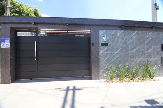 Fachada de casa à venda com 3 quartos, 200m² em Harmonia, Canoas