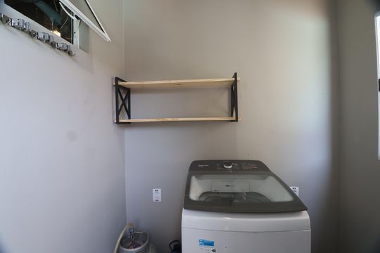Lavanderia  de casa à venda com 3 quartos, 200m² em Harmonia, Canoas