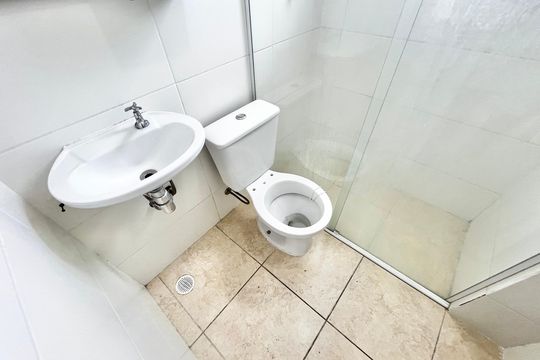 Banheiro de apartamento à venda com 2 quartos, 50m² em Vila Pita, São Paulo