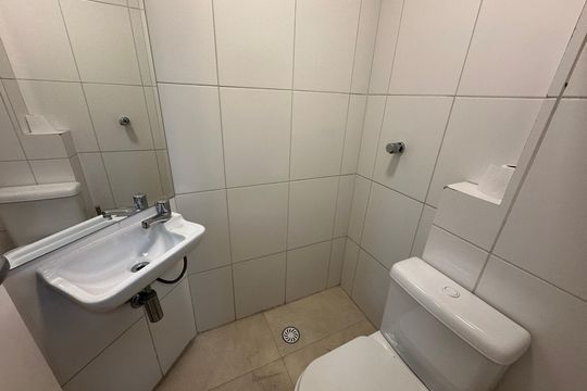 Banheiro de serviço de apartamento à venda com 3 quartos, 177m² em Alphaville Industrial, Barueri
