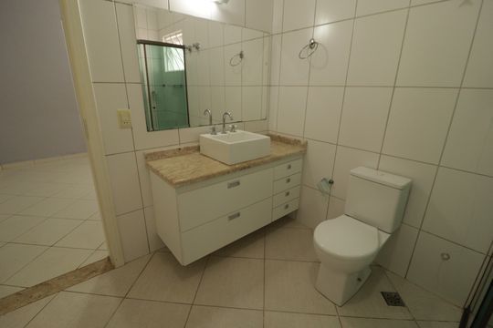 Banheiro  de casa de condomínio à venda com 3 quartos, 290m² em Corrupira, Jundiaí