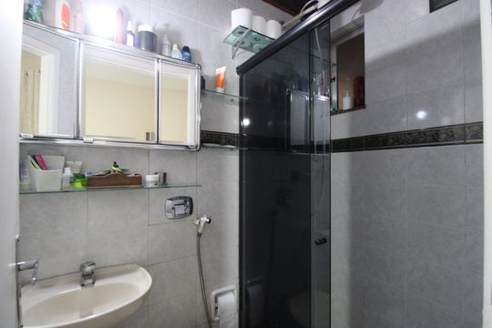 Banheiro da suíte de casa de condomínio à venda com 4 quartos, 517m² em Anil, Rio de Janeiro