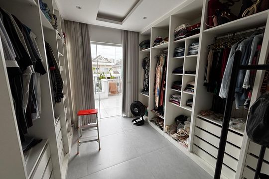 Closet da suíte 1 de casa de condomínio à venda com 5 quartos, 350m² em Vargem Grande, Rio de Janeiro