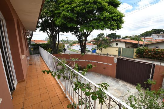 Sala 1 - Sacada de casa à venda com 3 quartos, 395m² em Parque São Quirino, Campinas