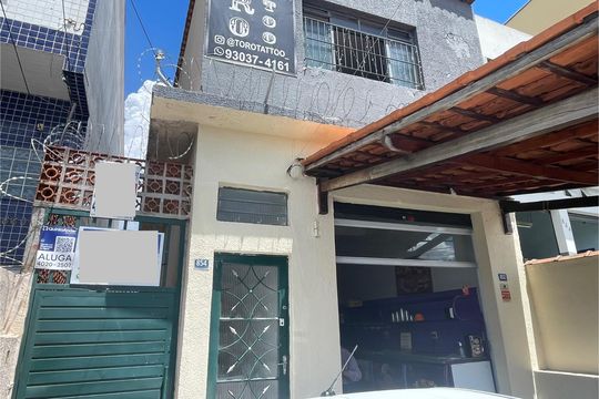 Placa instalada na fachada do imóvel  de kitnet/studio para alugar com 1 quarto, 28m² em Jardim Rosa de Franca, Guarulhos