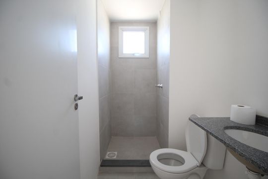 Banheiro de apartamento à venda com 2 quartos, 44m² em Morro Santana, Porto Alegre