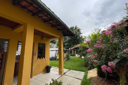 Fachada de casa de condomínio para alugar com 4 quartos, 581m² em Chácara Represinha, Cotia
