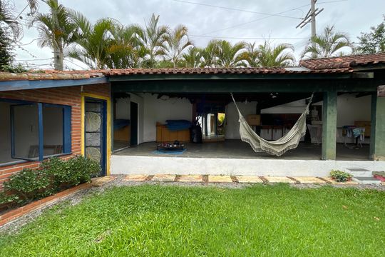 Quintal de casa de condomínio para alugar com 4 quartos, 581m² em Chácara Represinha, Cotia